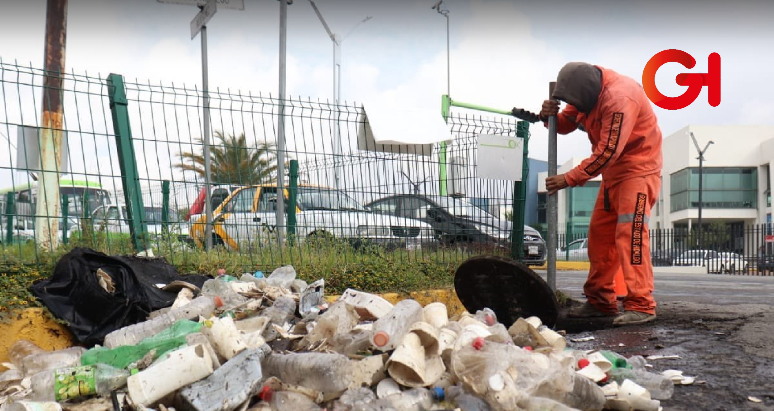 ¡Escarmiento ejemplar! empleado de alcaldía, primer multado por tirar basura en Pachuca