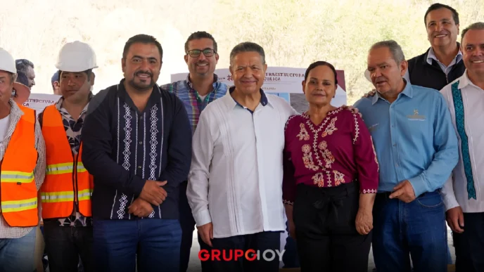 Julio Menchaca construye 1,034 km de caminos y carreteras