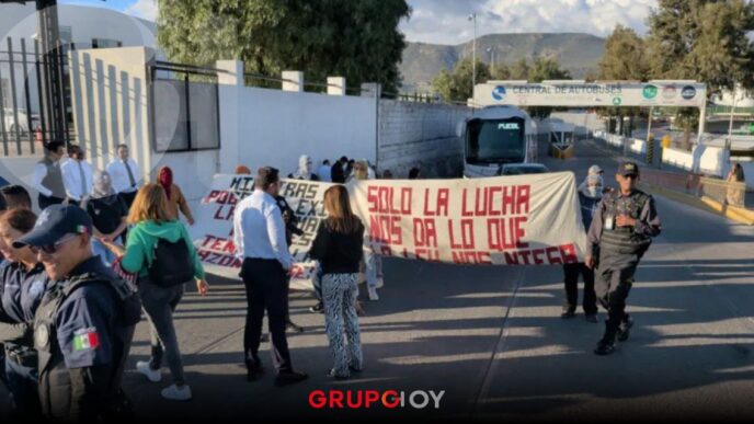 Bloqueo de normalistas de El Mexe paraliza vialidades en Pachuca