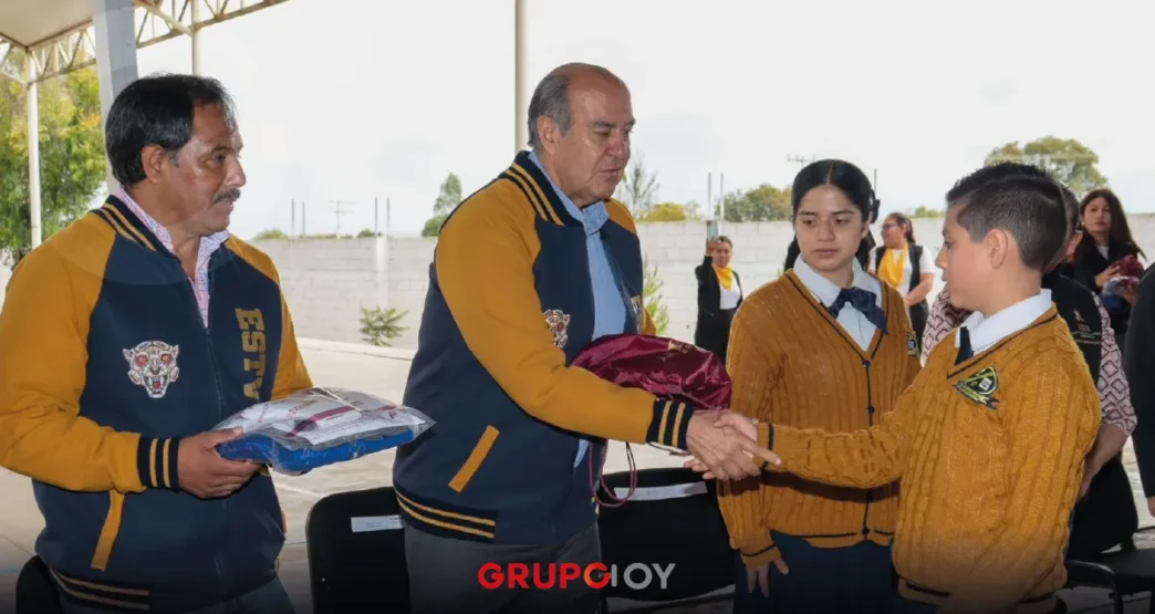 entrega de mobiliario en Acatlán