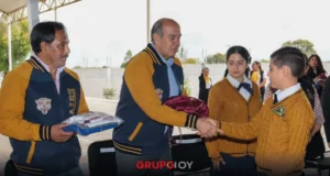 entrega de mobiliario en Acatlán