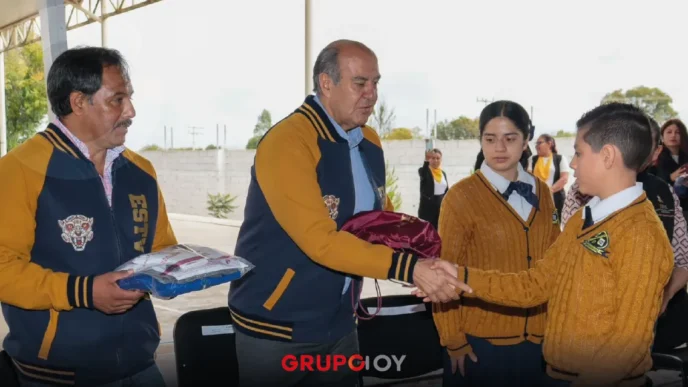 entrega de mobiliario en Acatlán