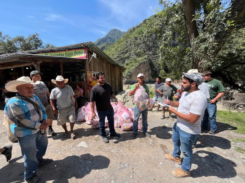 Gobierno de Hidalgo entrega apoyos a familias afectadas por lluvias en Tlahuiltepa