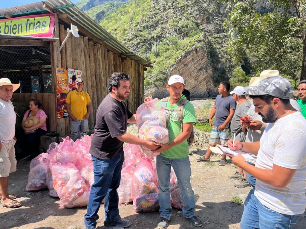 Gobierno de Hidalgo entrega apoyos a familias afectadas por lluvias en Tlahuiltepa