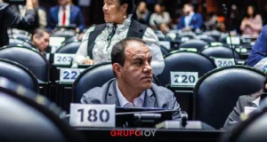 Cuauhtémoc Blanco juega pádel durante sesión de la Cámara de Diputados