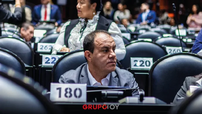 Cuauhtémoc Blanco juega pádel durante sesión de la Cámara de Diputados