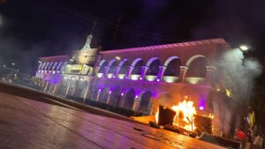 Incendian el Palacio de Apatzingán por el asesinato de Carlos Manzo