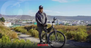 Lalo Medecigo pasea en bici mientras la inseguridad avanza en Mineral de la Reforma