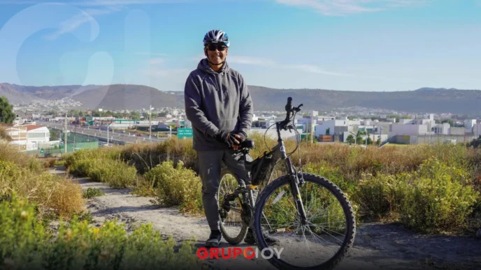 Lalo Medecigo pasea en bici mientras la inseguridad avanza en Mineral de la Reforma