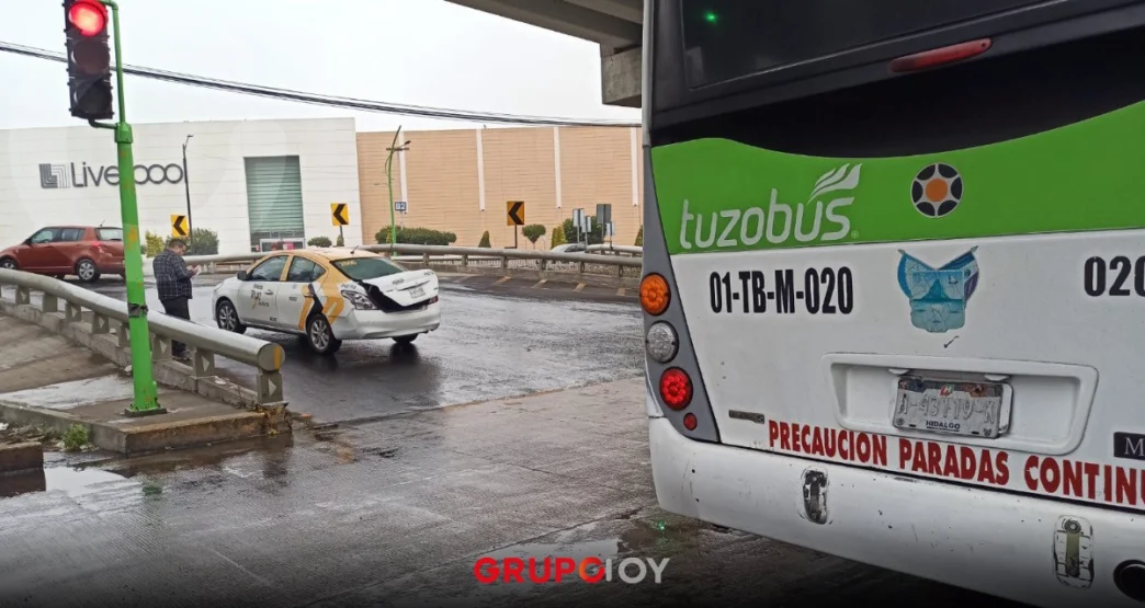 Tuzobús y taxista chocan a la altura de Galerías Pachuca