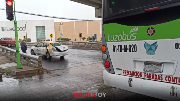 Tuzobús y taxista chocan a la altura de Galerías Pachuca