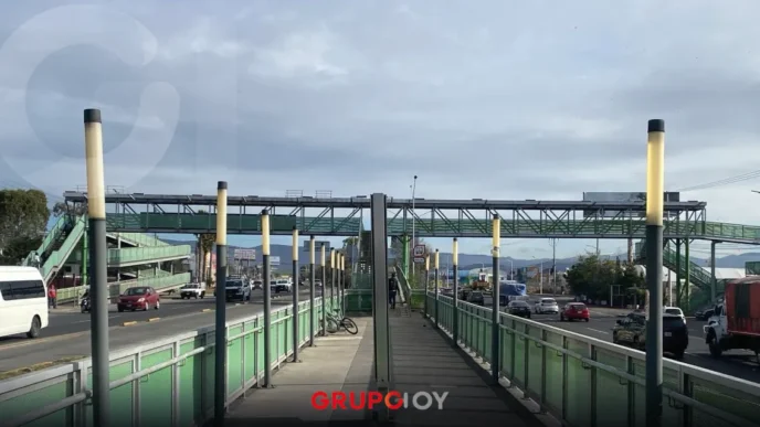 Avisos alertan de inseguridad en puentes peatonales del Tuzobús