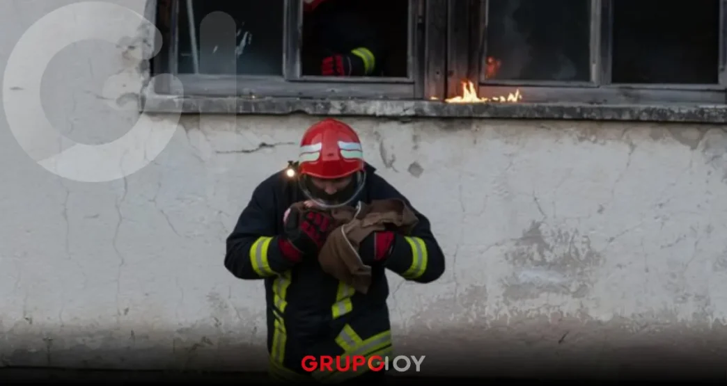 Bomberos atienden fuerte incendio en edificio de la Colonia 11 de Julio, Pachuca