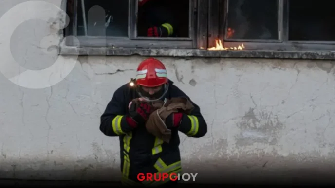 Bomberos atienden fuerte incendio en edificio de la Colonia 11 de Julio, Pachuca