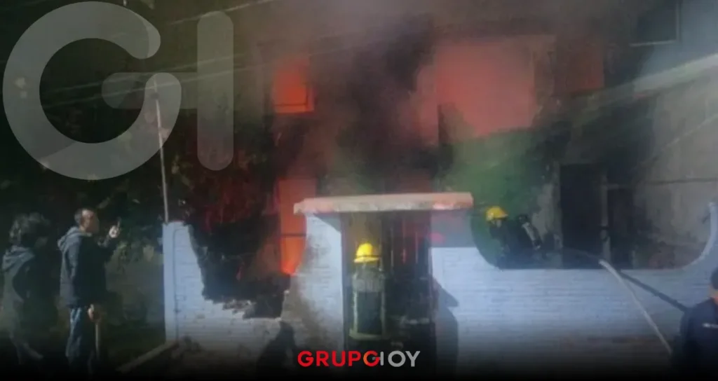 Bomberos atienden fuerte incendio en edificio de la Colonia 11 de Julio, Pachuca