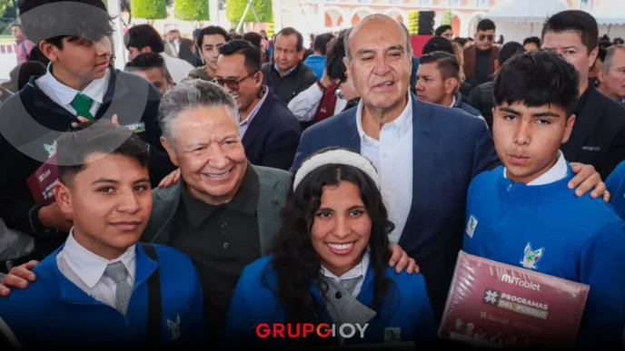 SEPH y Julio Menchaca entregan 10 mil tabletas electrónicas a estudiantes del CONALEP Hidalgo