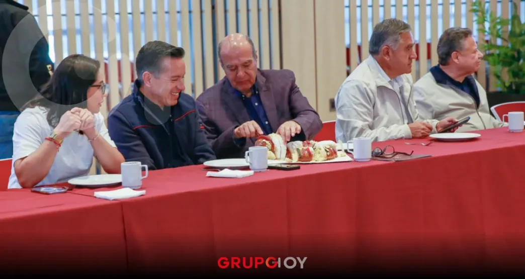 SEPH celebra Rosca de Reyes con Julio Menchaca y medios de comunicación en Hidalgo