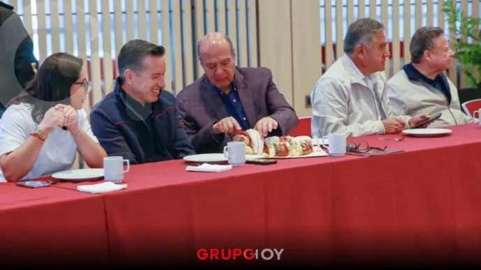 SEPH celebra Rosca de Reyes con Julio Menchaca y medios de comunicación en Hidalgo