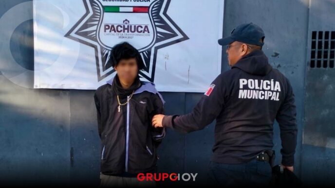 Detienen a joven con motocicleta robada en Pachuca tras intentar huir