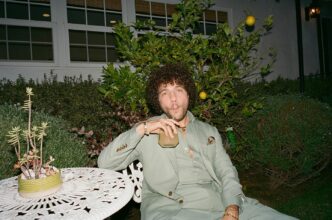Benny Blanco provoca críticas en podcast por su higiene personal