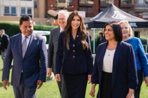 Kristi Noem sale de la Secretaría de Seguridad Nacional en EEUU