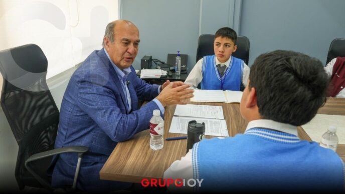 Naty Castrejón se reúne con estudiantes de la telesecundaria en Carboneras y escucha sus inquietudes