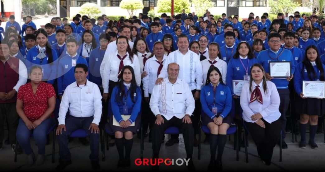 Naty Castrejón, titular de la SEPH, entrega nueva aula en el CECyTEH Gandhó