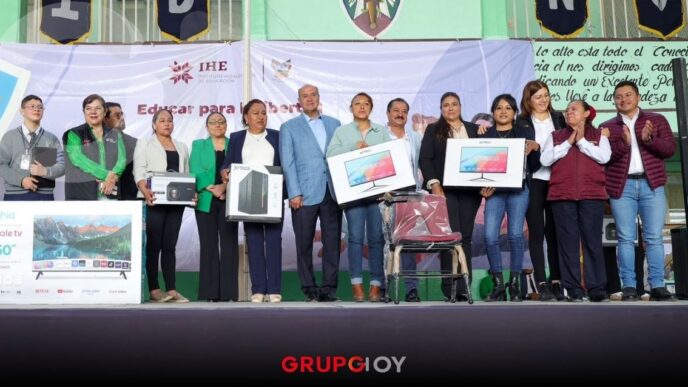 SEPH entrega equipo tecnológico y mobiliario a escuelas de Mixquiahuala
