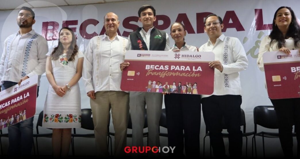 Naty Castrejón entrega becas a estudiantes de la Universidad Tecnológica de Tula-Tepeji