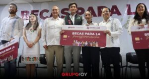 Naty Castrejón entrega becas a estudiantes de la Universidad Tecnológica de Tula-Tepeji