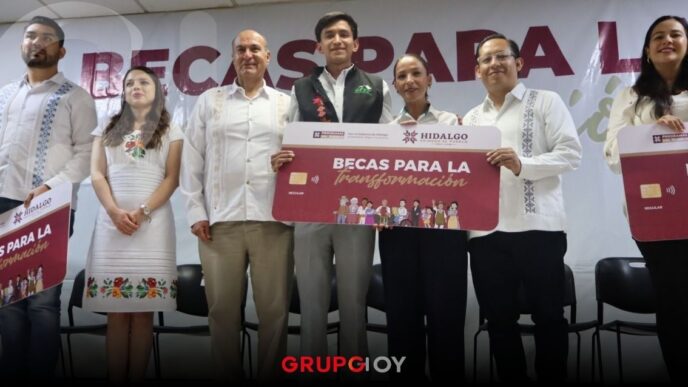 Naty Castrejón entrega becas a estudiantes de la Universidad Tecnológica de Tula-Tepeji