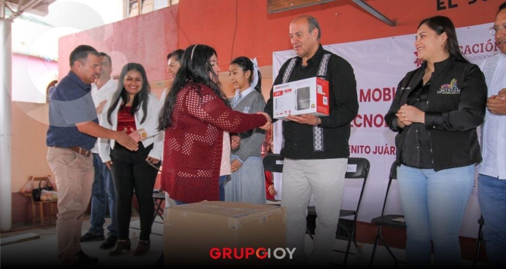 SEPH entrega mobiliario escolar y equipo tecnológico en La Misión