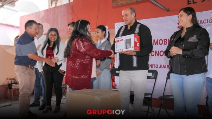 SEPH entrega mobiliario escolar y equipo tecnológico en La Misión