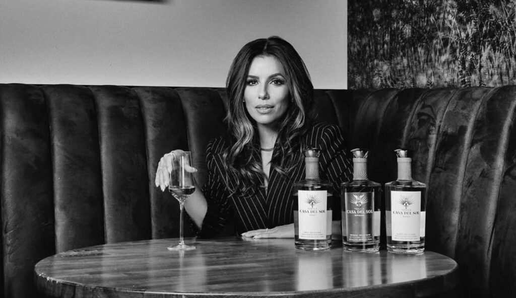 El tequila de Eva Longoria enfrenta demanda por 2 mdd