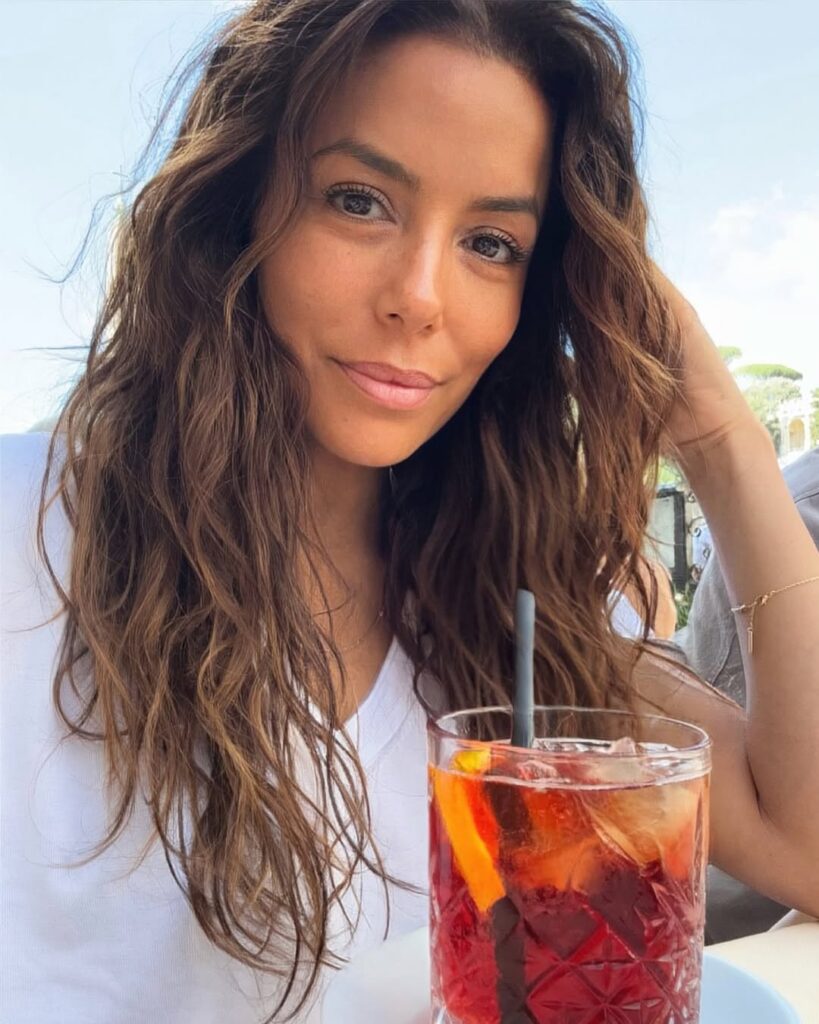 El tequila de Eva Longoria enfrenta demanda por 2 mdd