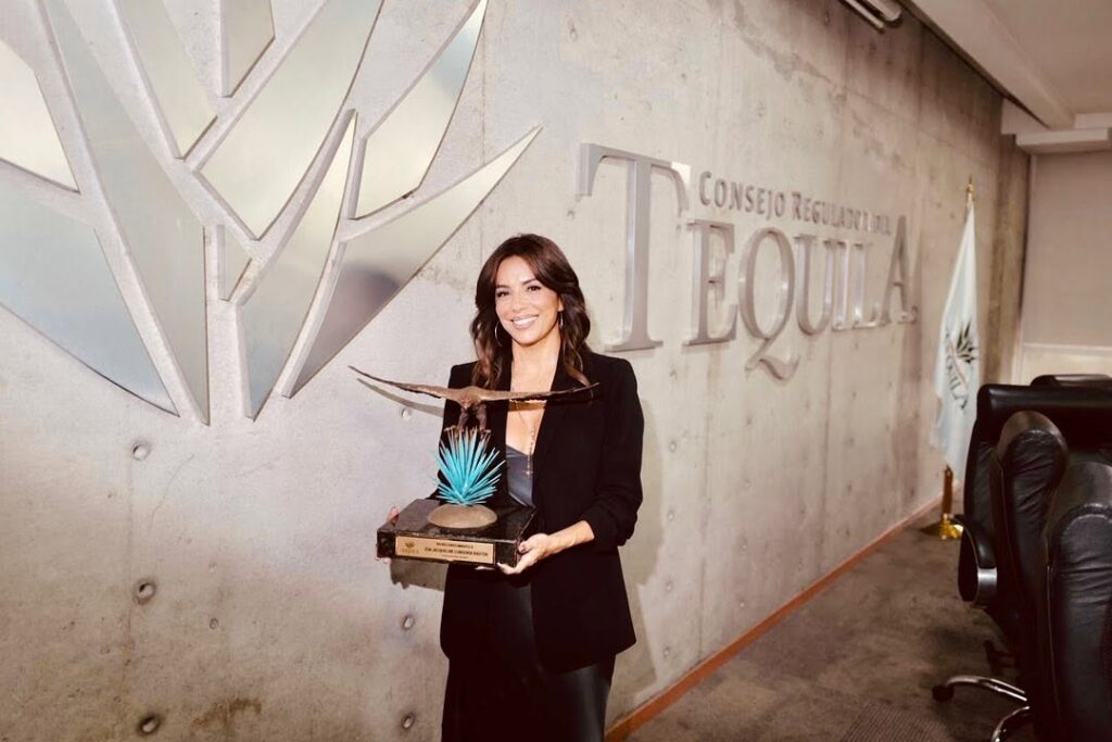 El tequila de Eva Longoria enfrenta demanda por 2 mdd