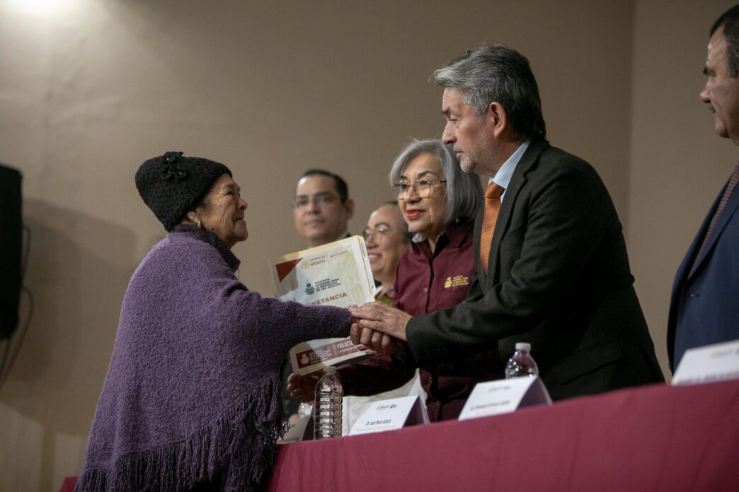 INEA entrega constancias alfabetización en Nuevo León