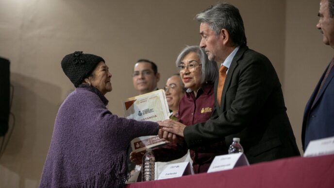 INEA entrega constancias alfabetización en Nuevo León