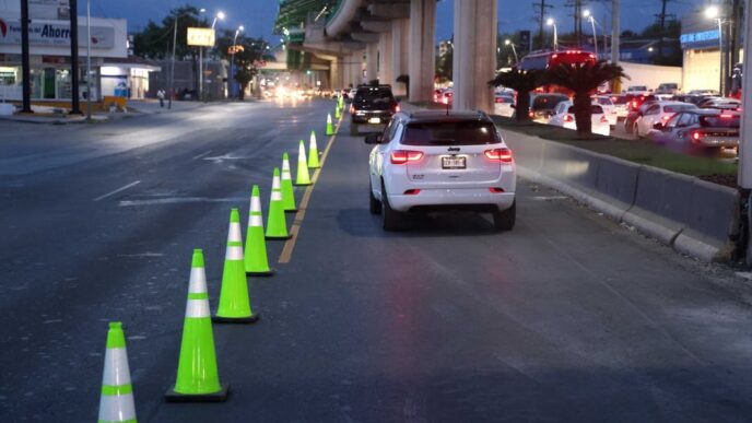 Implementan un carril de contraflujo en avenida en San Nicolás de los Garza
