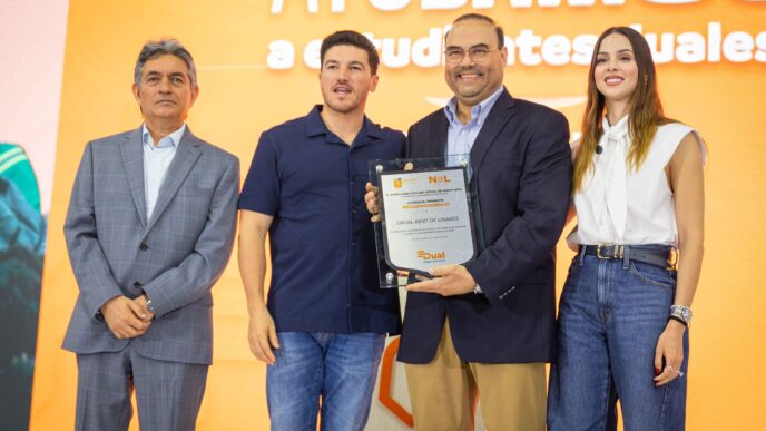 Nuevo León entrega laptops y prepara nueva Ley de Educación para fortalecer la educación dual y ampliar oportunidades a estudiantes.