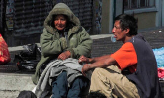 Desafíos en la ayuda a personas en situación de calle ante resistencia y clima inclemente
