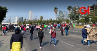 Taxis pirata bloquean Vía Atlixcáyotl en Puebla para exigir operar en Lomas de Angelópolis