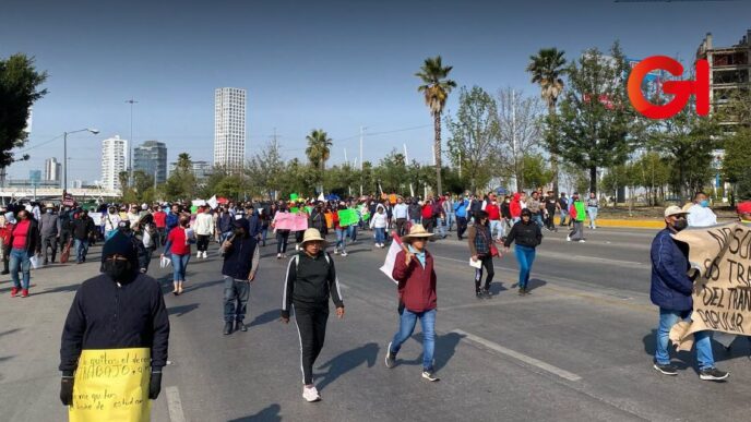 Taxis pirata bloquean Vía Atlixcáyotl en Puebla para exigir operar en Lomas de Angelópolis