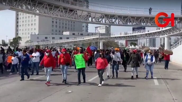 Taxistas protestan contra operativos y nuevas rutas, en Vía Atlixcáyotl