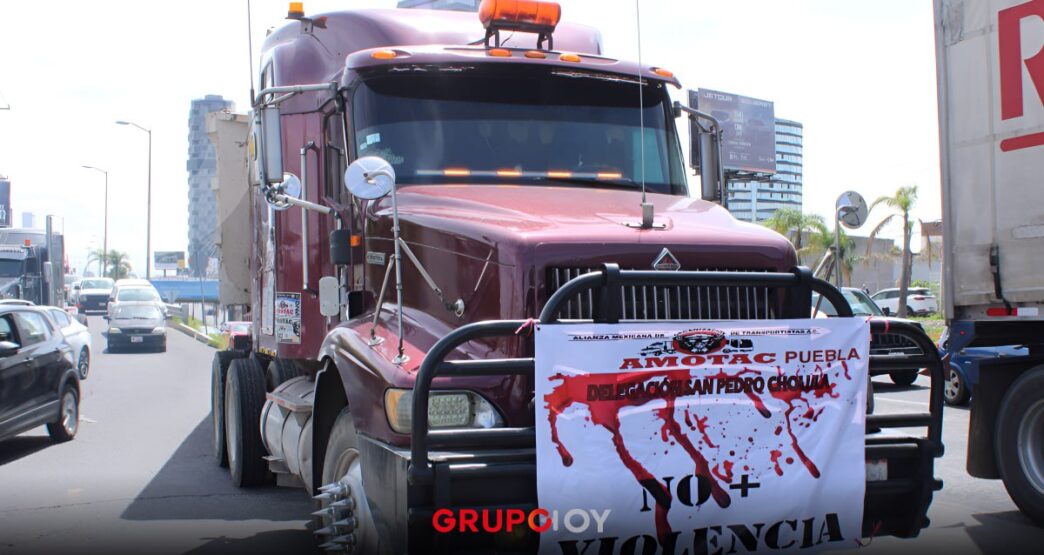 Protestas de AMOTAC paralizan principales vías de Puebla