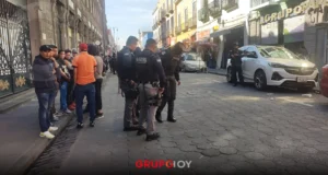 Se enfrentan ambulantes y autoridades en el centro de Puebla