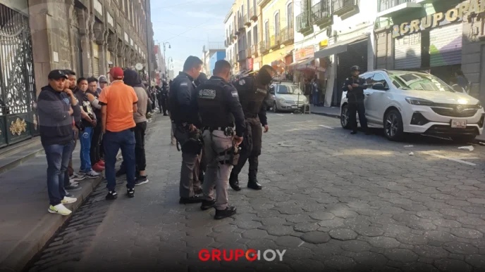 Se enfrentan ambulantes y autoridades en el centro de Puebla