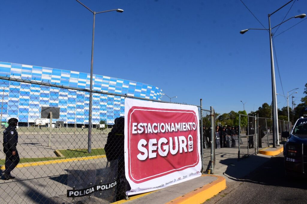 Alejandro Armenta garantiza estacionamientos gratuitos en estadios de Puebla