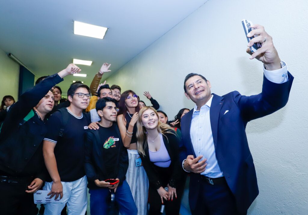 Jóvenes ocupan cargos estratégicos y transforman la administración de Puebla