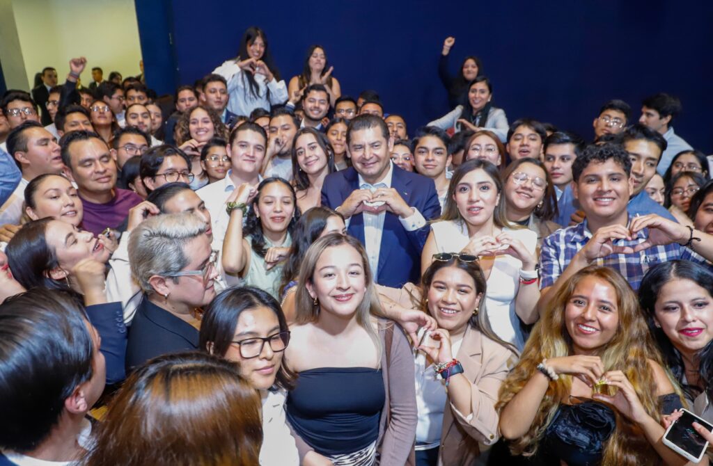 Jóvenes ocupan cargos estratégicos y transforman la administración de Puebla